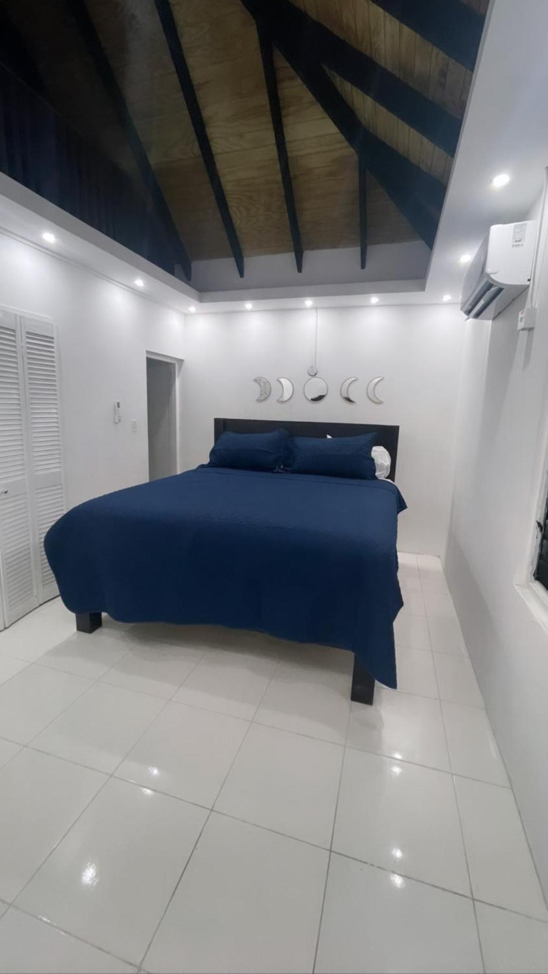 Queens Palace -Montego Bay Airport Suite Exterior foto